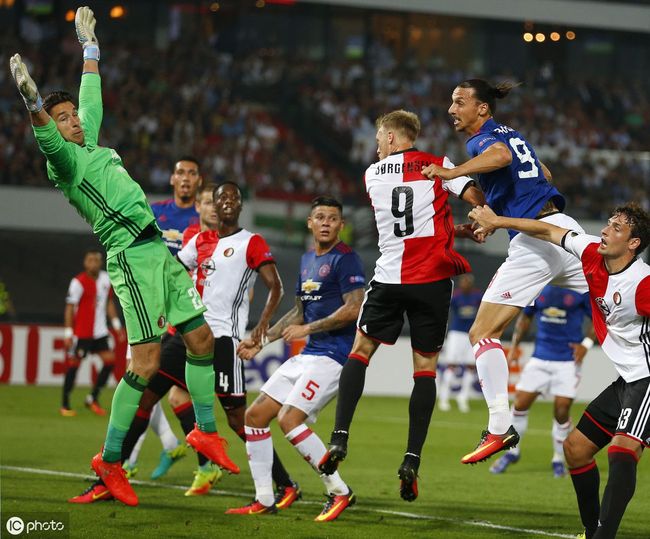 中昂首前行 中昂首前行